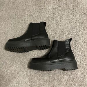 Steven Madden Yardley Platform Boot